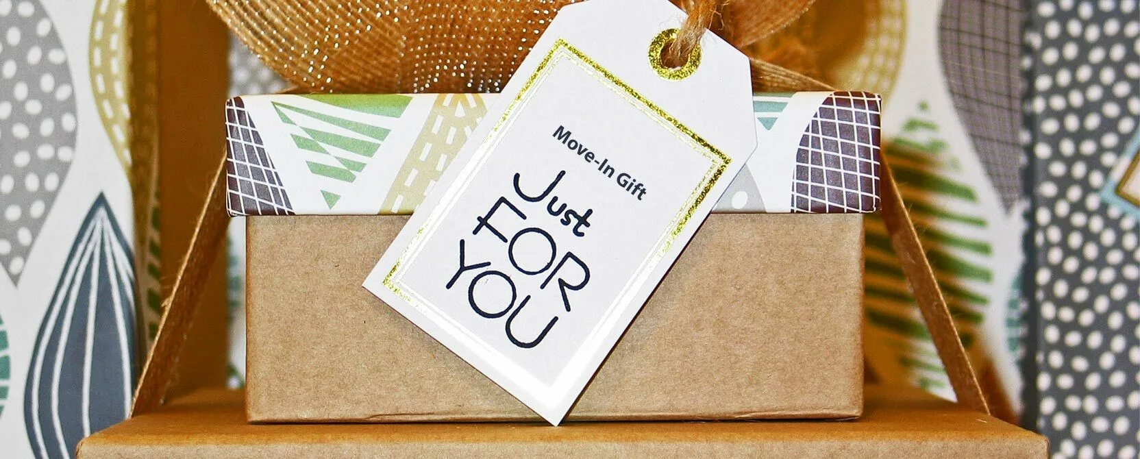Move-in gifts for apartments can range from functional items to luxurious tokens. Here are some standout ideas that weave in multifamily branding for a personal touch.